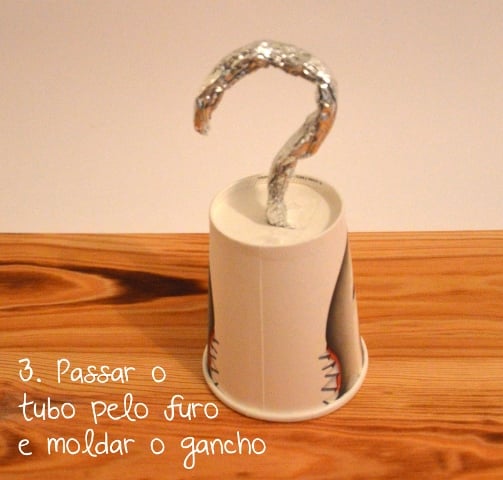 Passar gancho por tubo