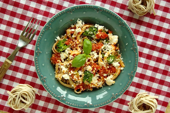 tagliatelle_de_quinoa_com_brocolos_e_requeijao_visto_de_cima
