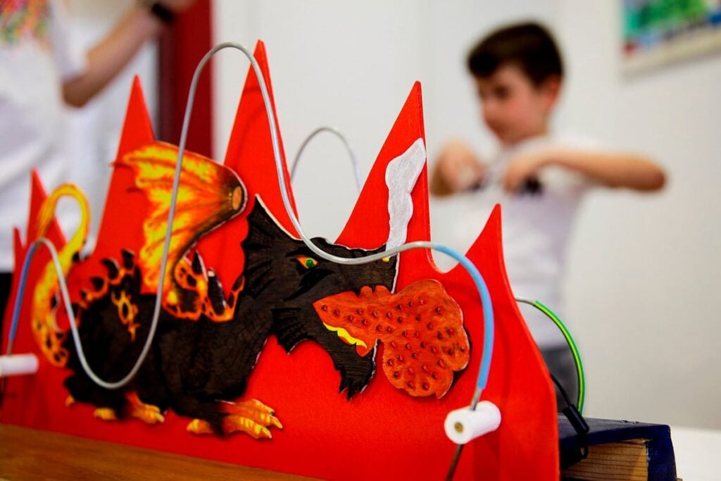 Oficina Não acordes o dragao-atelier divertido electricidade maat