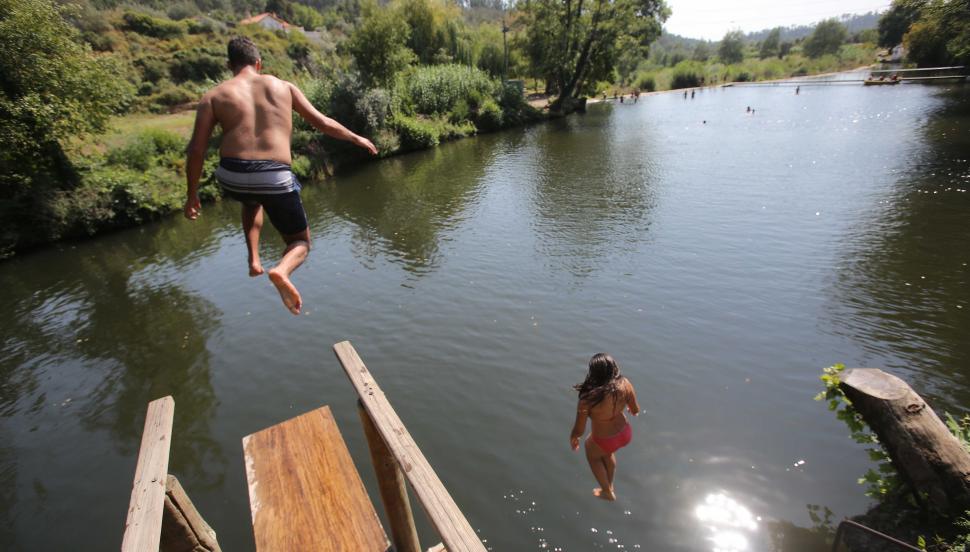 PRAIA FLUVIAL DA BOGUEIRA - pessoa a saltar da plataforma de saltos