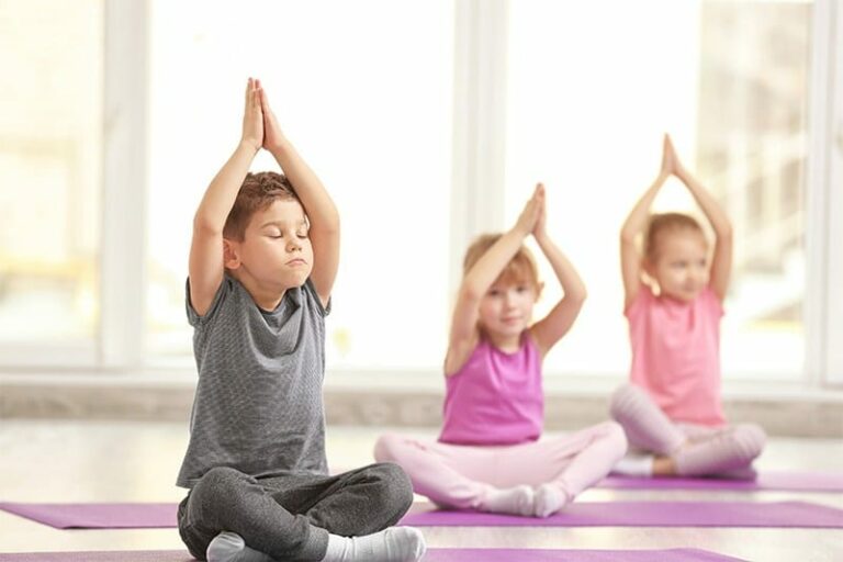 benefícios do yoga - foto Pediatric Surgical Associates- crianças a fazer yoga