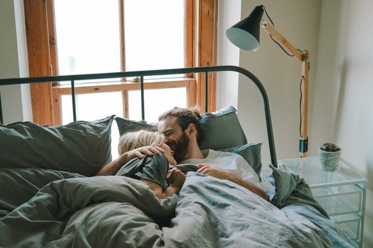 sexo pós-parto - foto de um casal - Foto Toa Heftiba (Unsplash)