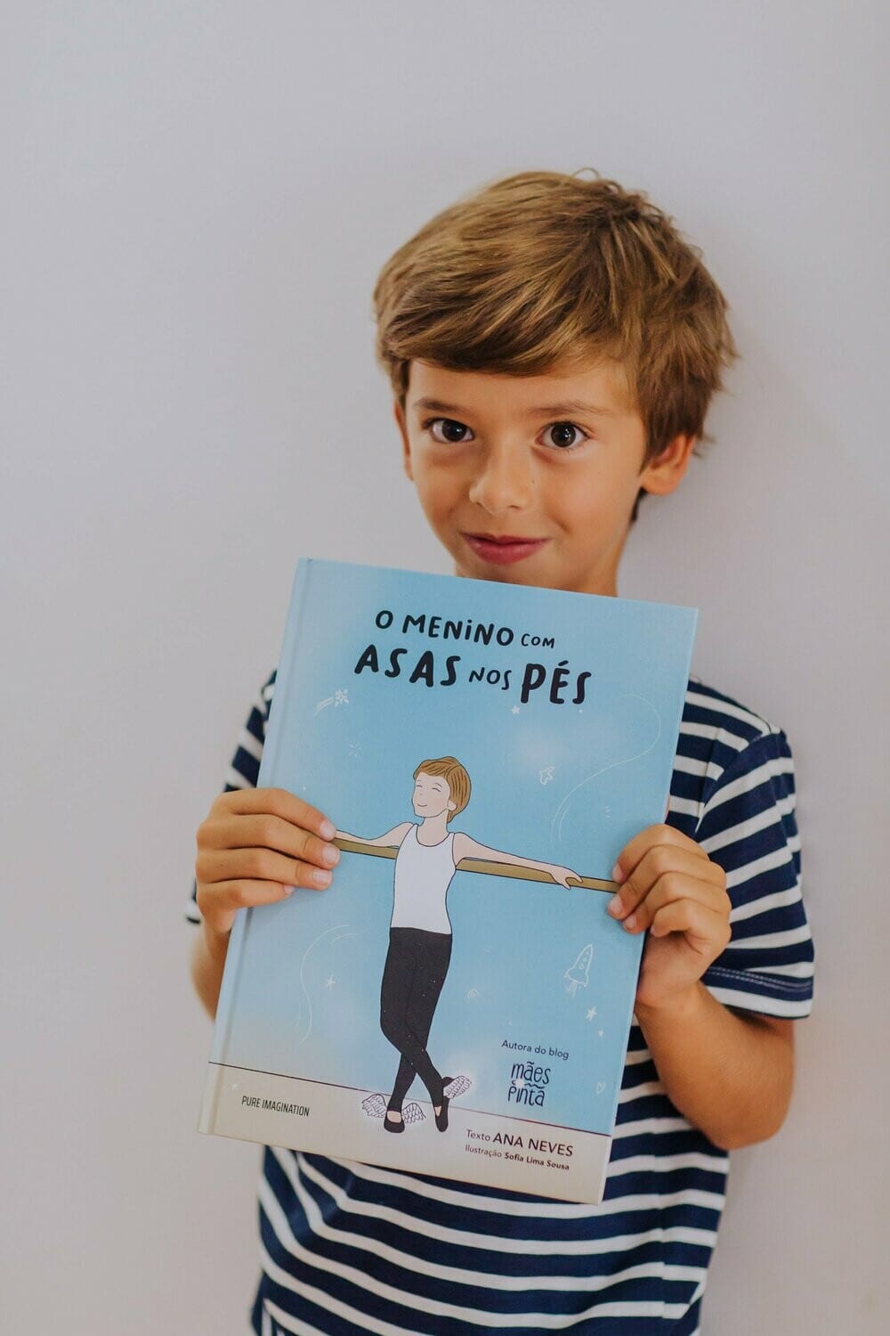 o menino com asas nos pés
