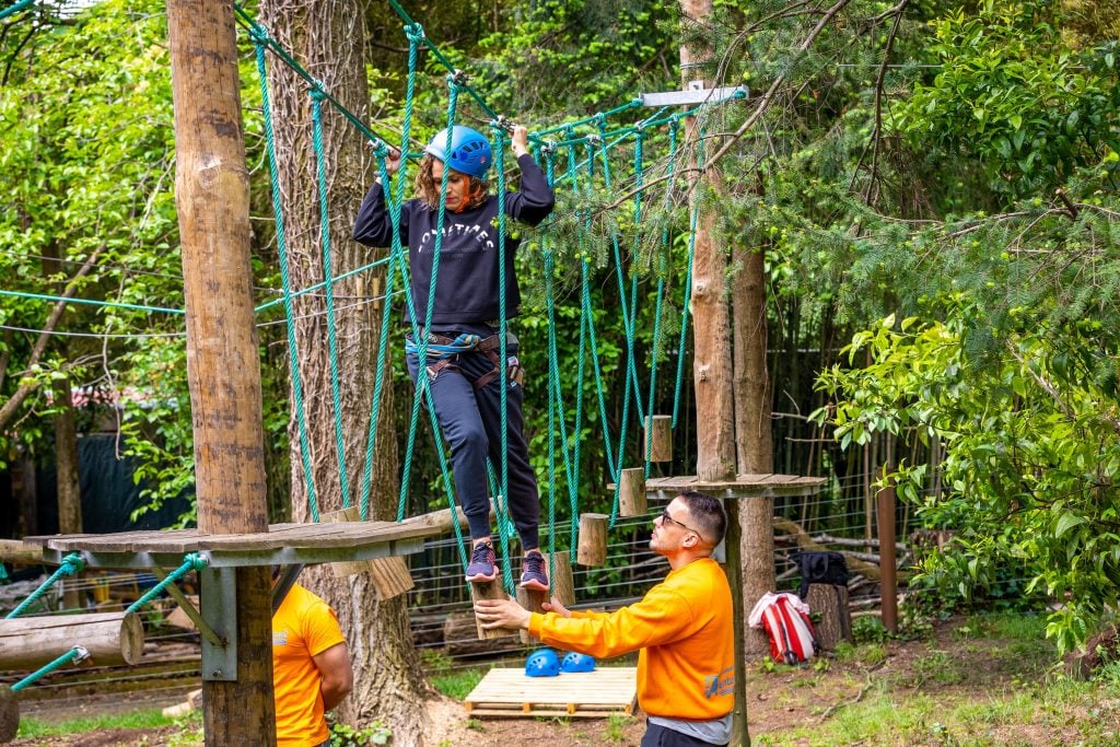 Mãe com ajuda monitores Aventura Lourosa