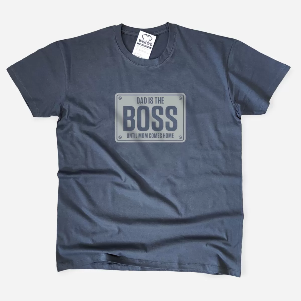 T-shirt Dia do Pai Dad is the Boss Until Mom Comes Home para o Pai