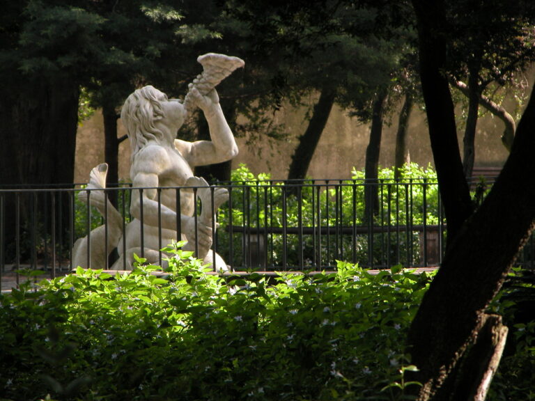 Os jardins e os deuses que nele se escondem