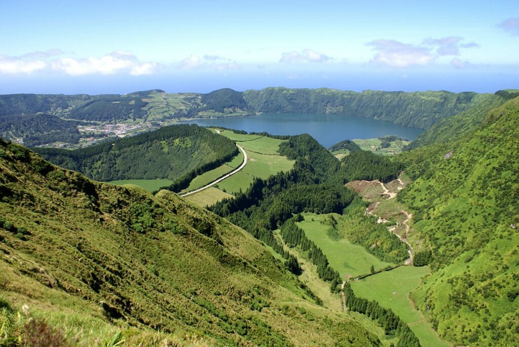 Miradouro_da_Boca_do_Inferno,_Lagoa_das_Sete_Cidades,_ilha_de_São_Miguel,_Açores