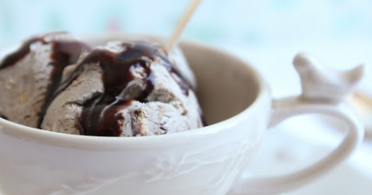 Gelado de leite condensado e bolacha