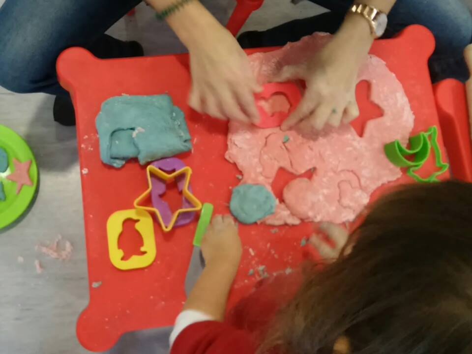 Vamos Fazer Plasticina Caseira e Criar Enfeites de Natal (+12 meses) – Especial Natal