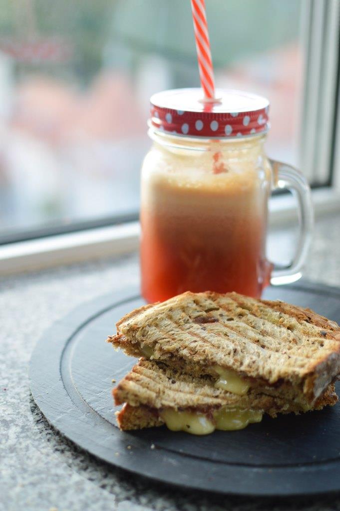 Tosta de Camember com sumo de maçã e romã