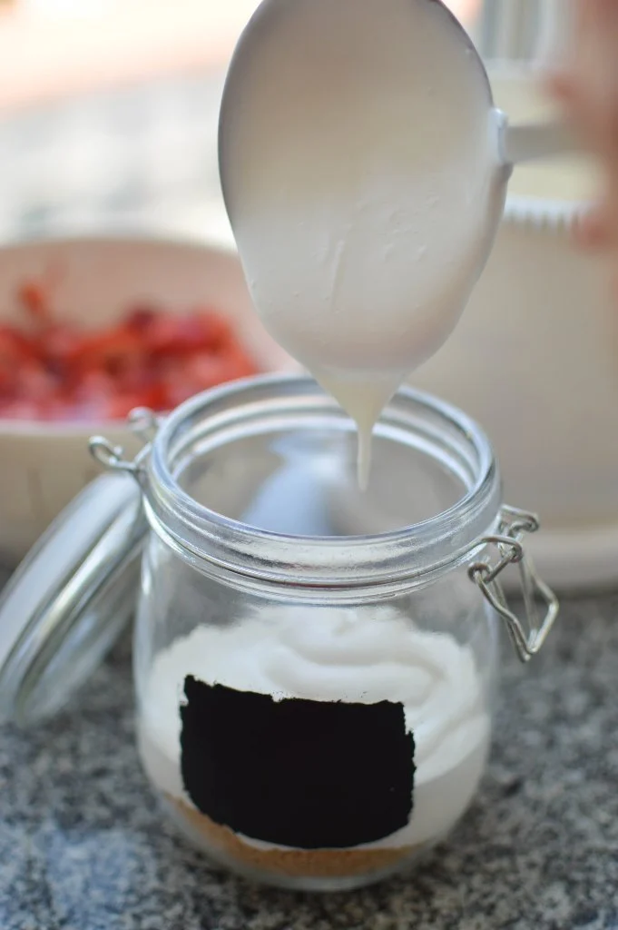 Preparação Cheesecake de morangos em frasquinhos