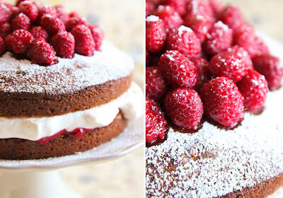 Bolo amanteigado com natas e frutos silvestres