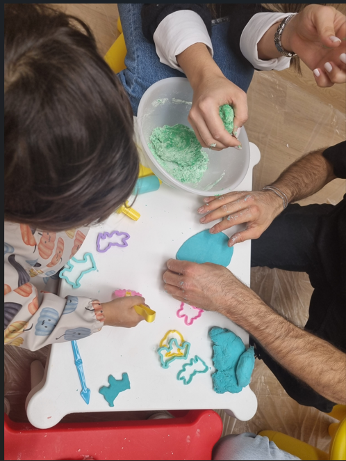 VAMOS PÔR A MÃO NA MASSA COM A MAMÃ – Plasticinas Caseiras e comestíveis  +12m