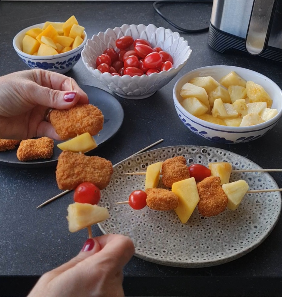 Espetadas de nuggets e fruta preparação