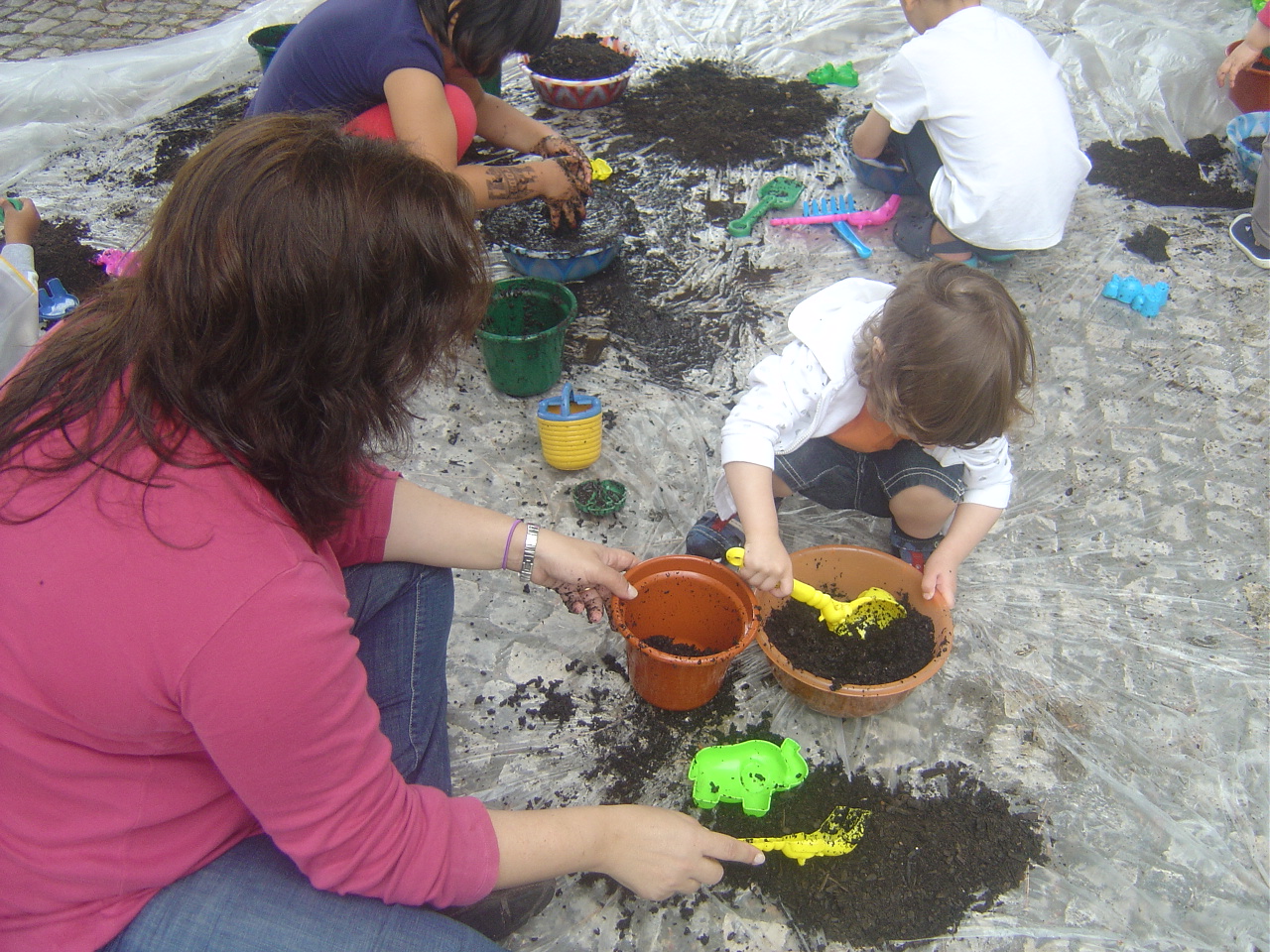 VAMOS AO JARDIM JARDINAR, SUJAR E BRINCAR (+18m) – AO AR LIVRE