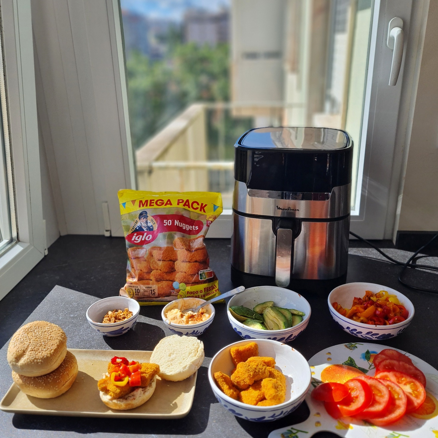Hambúrguers de Nuggets - preparar o hamburguer no pão