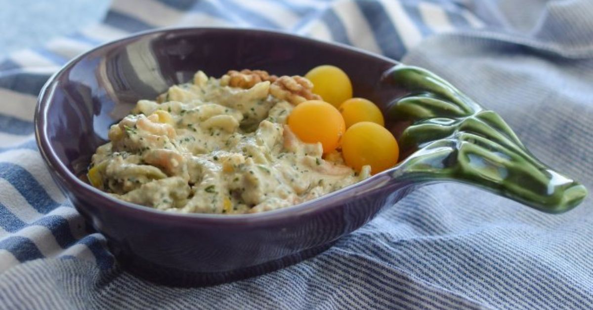 Receita de salada fria de massa e atum com pesto de coentros