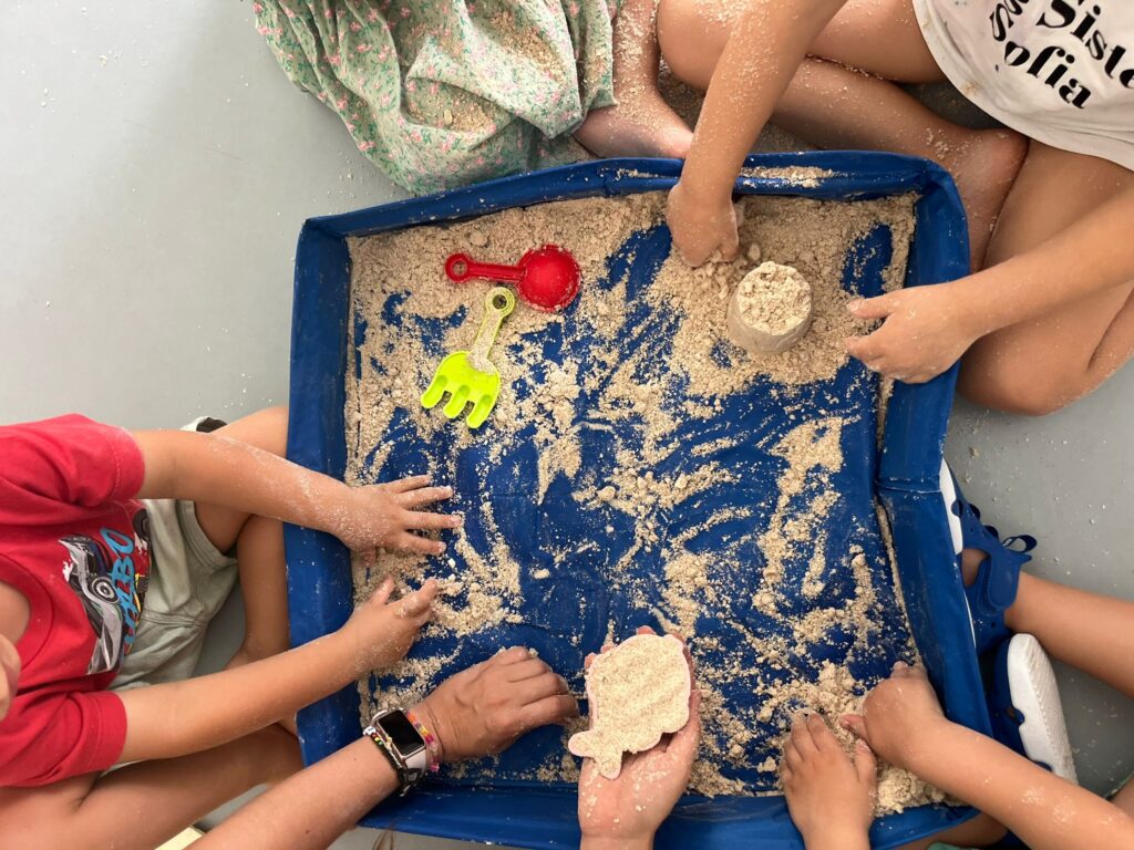 Brincar com area a peixinhos