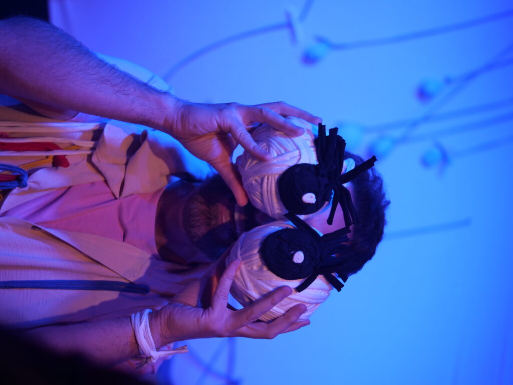 PUM PUM DÁ! DÁ! - peça de teatro visita à sua creche Olhos