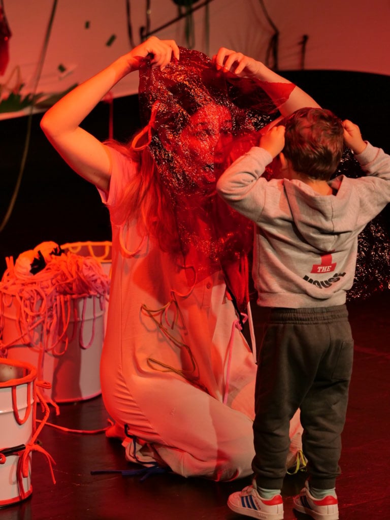 PUM PUM DÁ! DÁ! - peça de teatro atriz