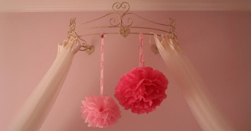 Como fazer pompons em papel de seda para decoração – passo a passo