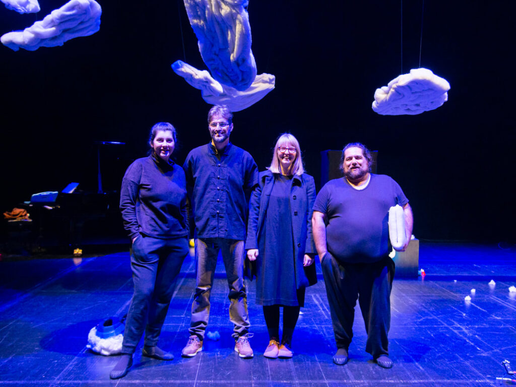 Com a cabeça nas nuvens- teatro nas escolas 2