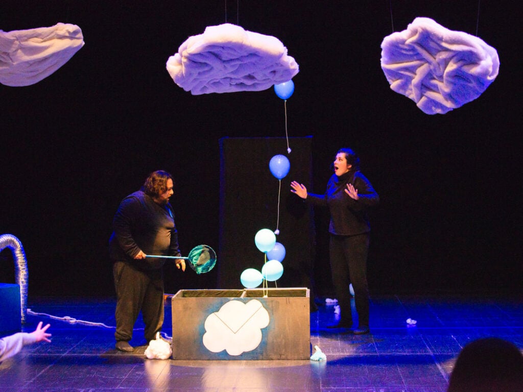 Com a cabeça nas nuvens- teatro nas escolas 3