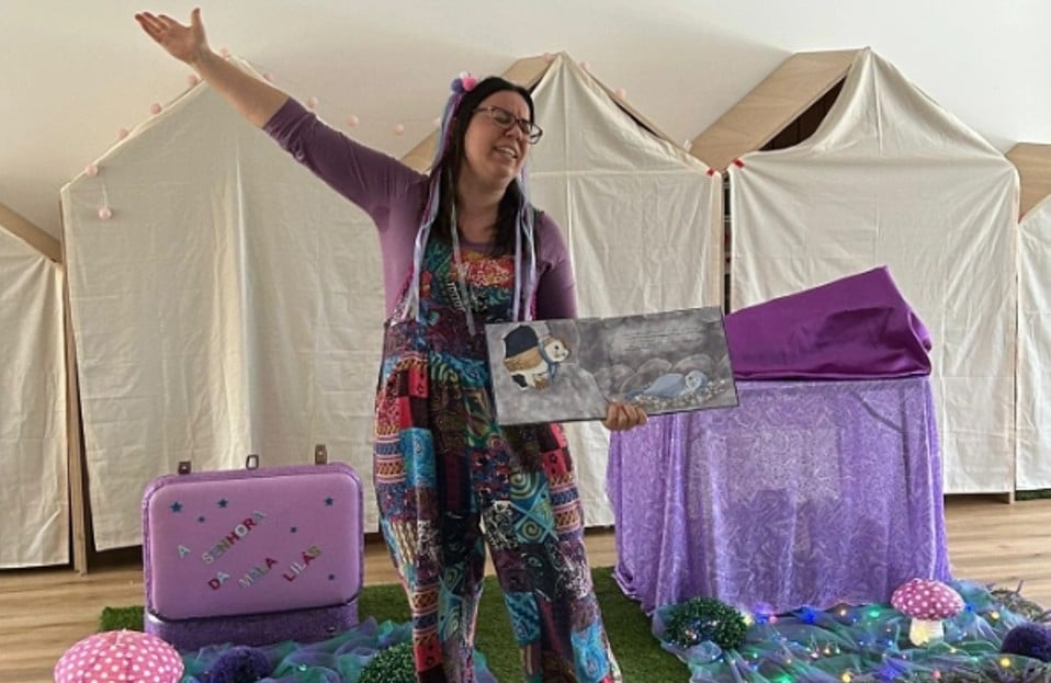 senhora da mala lilas creches