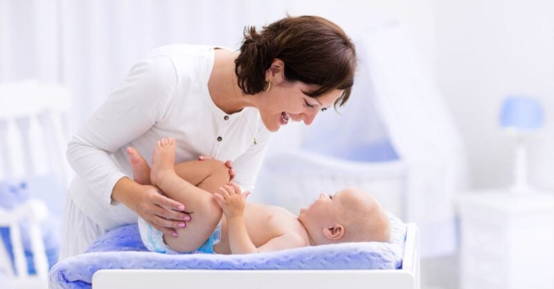 Mudar fraldas da técnica ao cuidado da pele do bebé