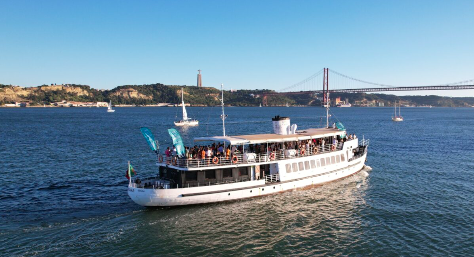Passeio de barco no Tejo