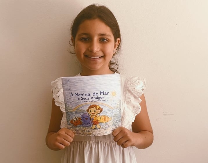 Autora mirim faz contação de histórias