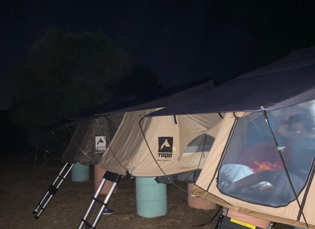 Crianças a dormir nas tendas na colonia de férias em Cascais
