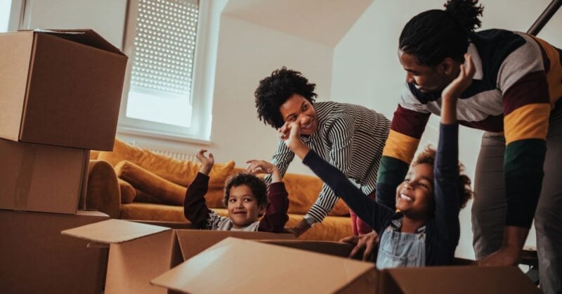 Mudamo-nos com filhos: o caos organizado de fazer as malas com miúdos pelo meio