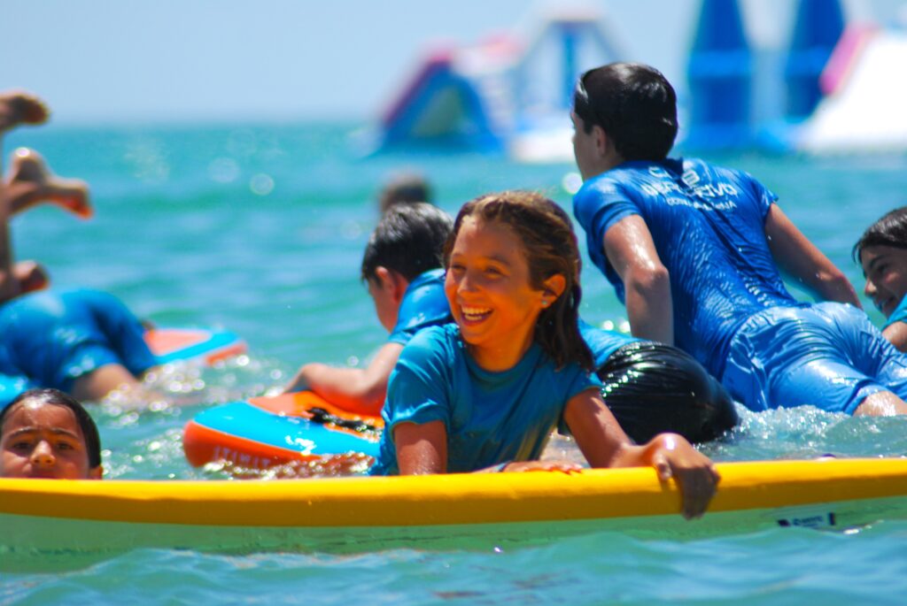 Menina na prancha de surf no Campo de Férias Surf Matosinhos, Porto