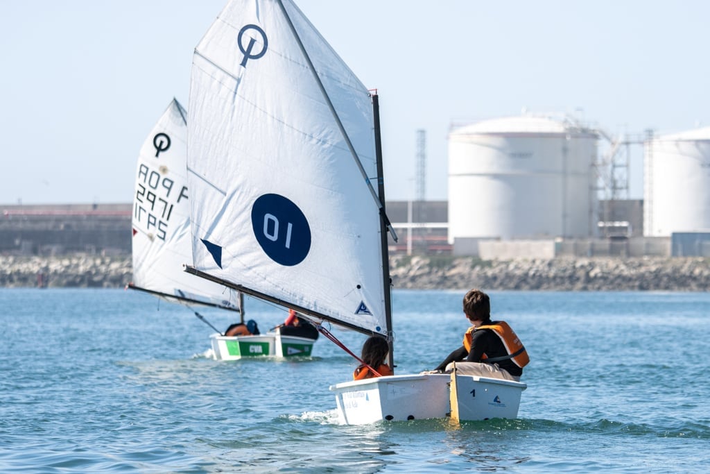 Barco à vela no campo de férias de vela em Leça da Palmeira