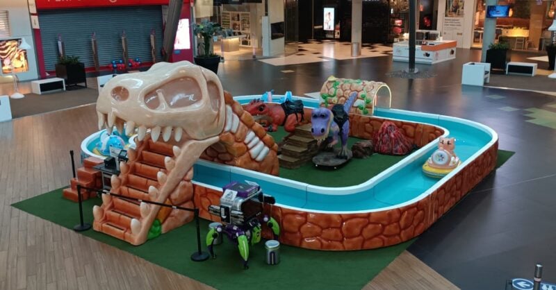 Espaço Aqua Fun no Nova Arcada com pista aquática e dinossauros para crianças