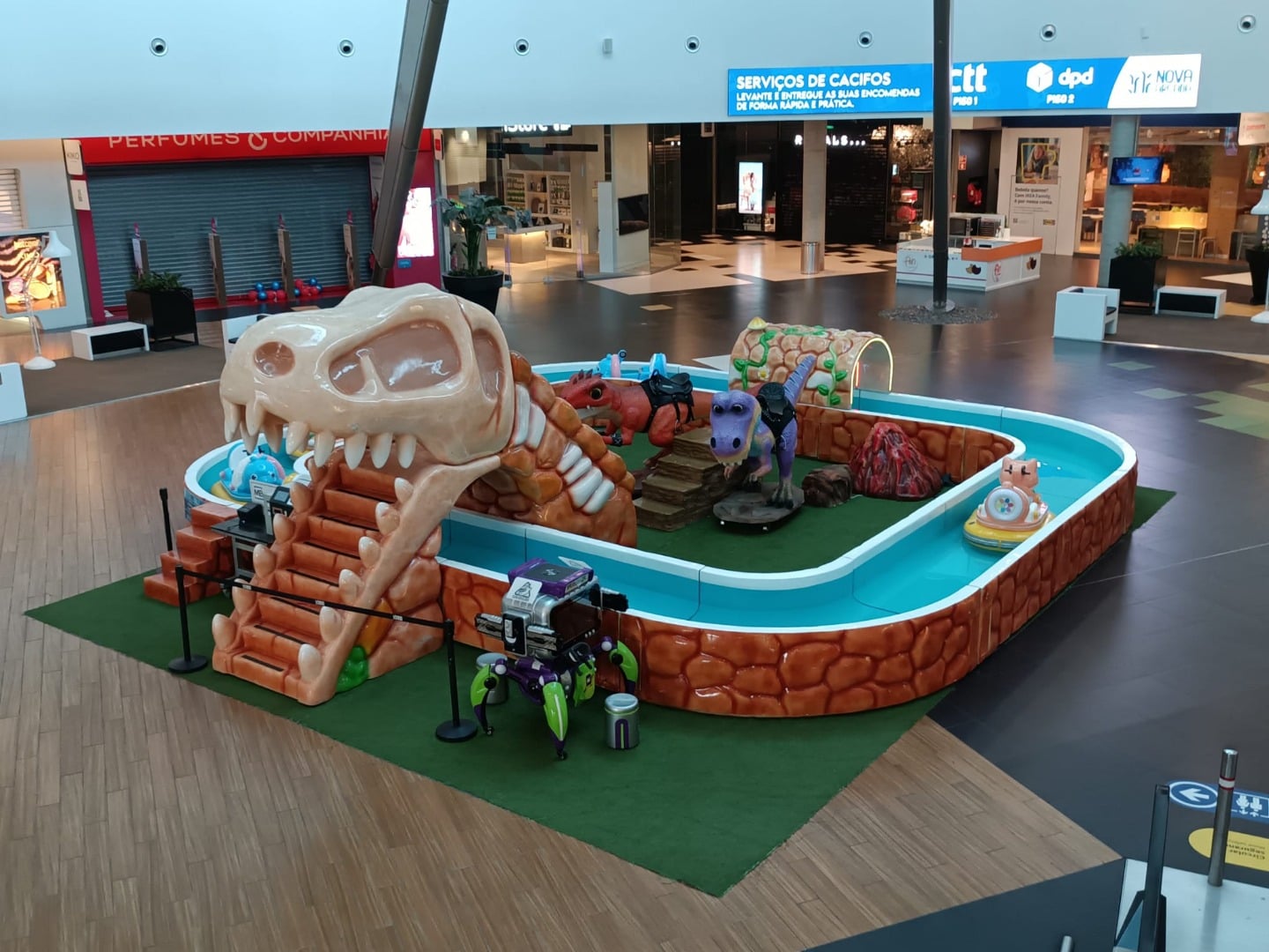 Espaço Aqua Fun no Nova Arcada com pista aquática e dinossauros para crianças