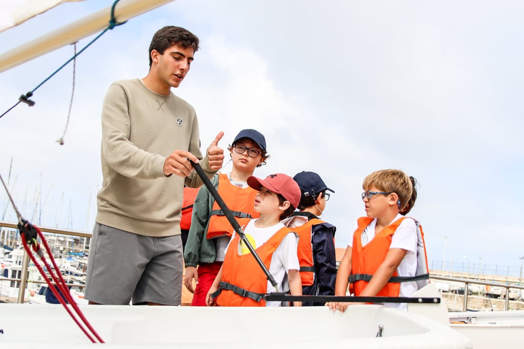Monitor e participantes no campo de férias de vela em Leça da Palmeira