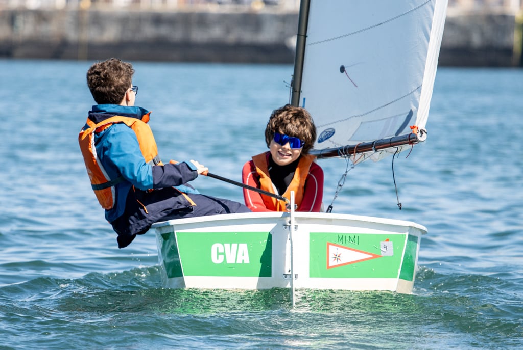 Barco à vela no campo de férias de vela em Leça da Palmeira