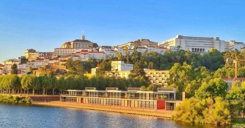 Parque de merendas no Centro de Portugal junto ao rio com espaço para famílias.