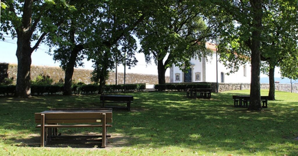 Parque de merendas no Porto e Norte com lago, árvores e caminhos para passear.