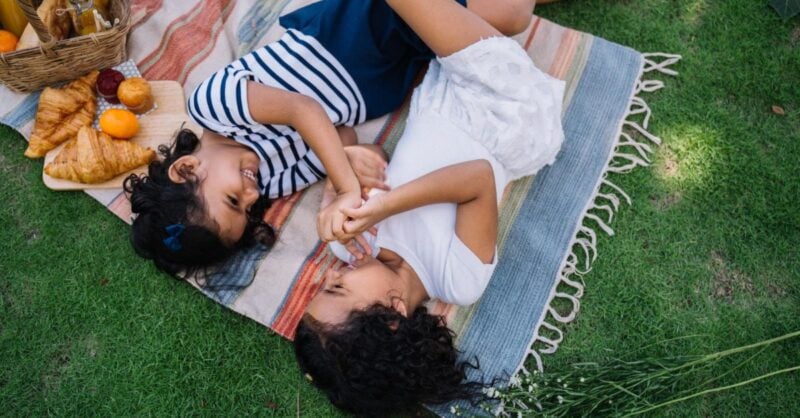 Piqueniques em família: comida simples, natureza e espaço para as crianças brincarem.