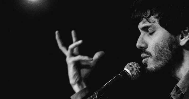 Fotografia a preto e branco do músico de jazz Cláudio Alves