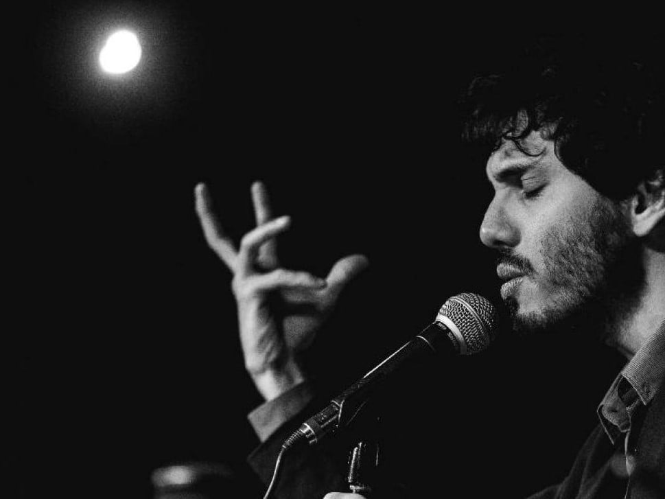 Fotografia a preto e branco do músico de jazz Cláudio Alves