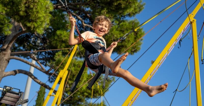 Criança numa atração Air Bungee do Zoo Radical no Zoo Santo Inácio
