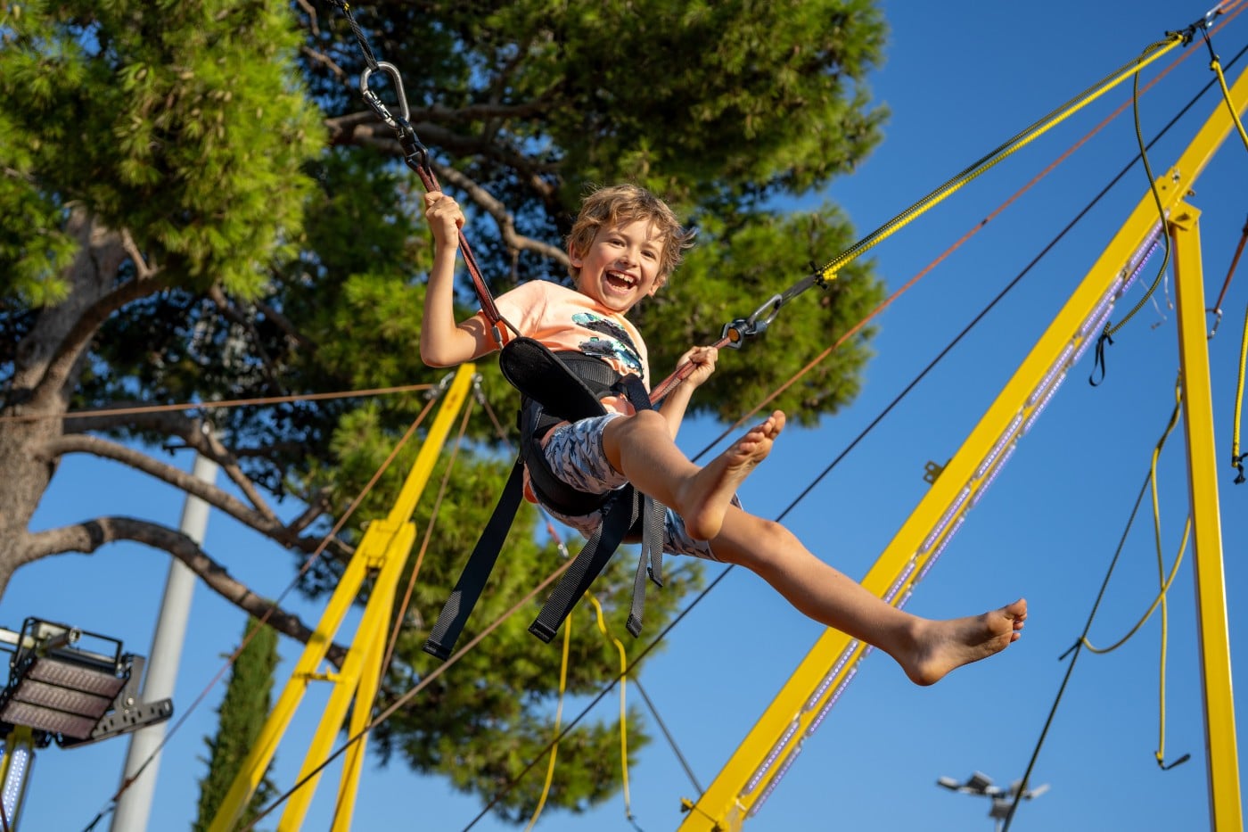 Criança numa atração Air Bungee do Zoo Radical no Zoo Santo Inácio