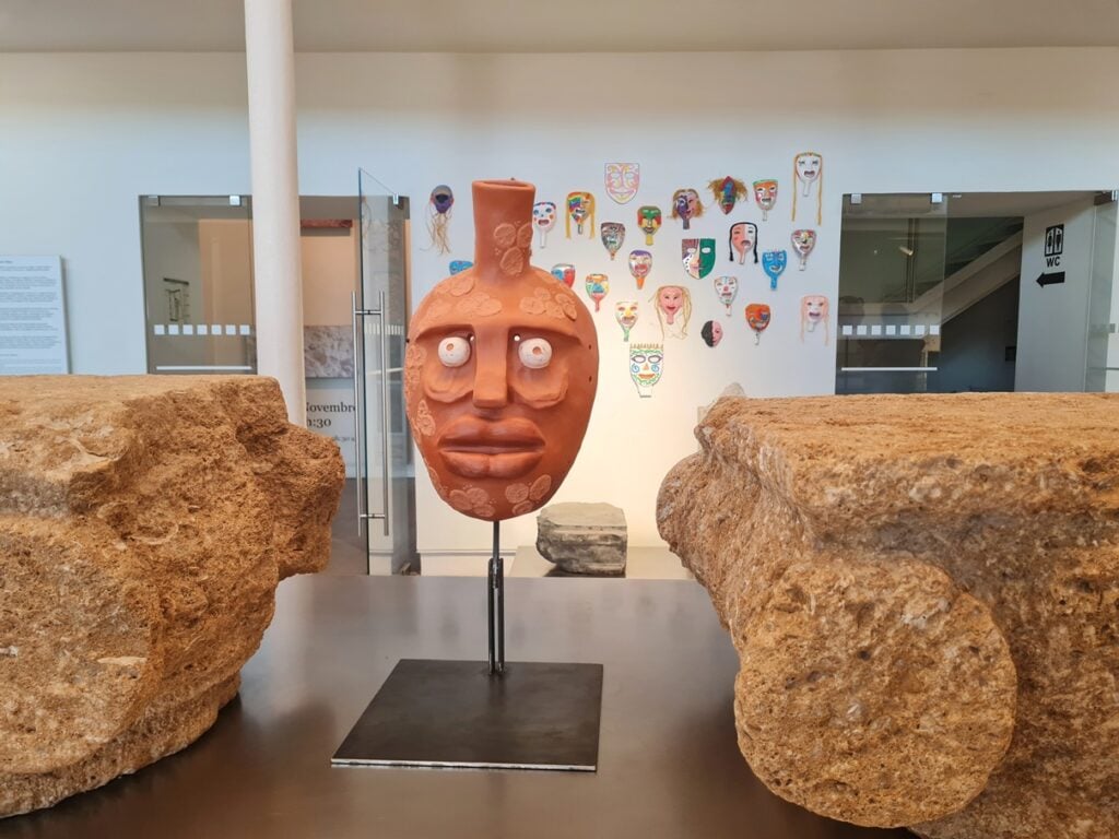 Exposição Máscaras que somos - mascara contemporanea e mascaras feitas pelas famílias