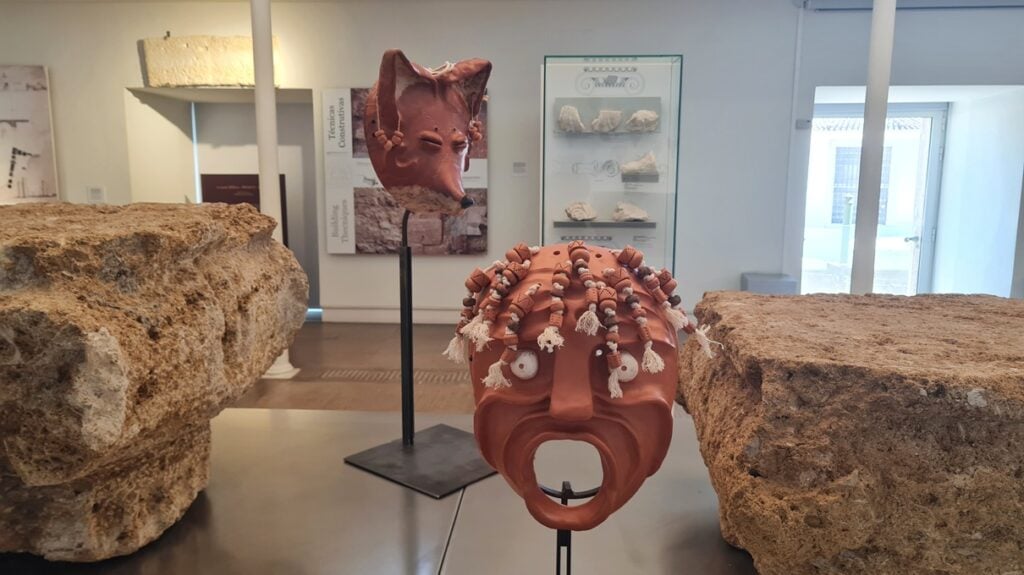 Máscaras em cerâmica de Catarina Serra na exposição Máscaras que somos no Museu de Lisboa – Teatro Romano