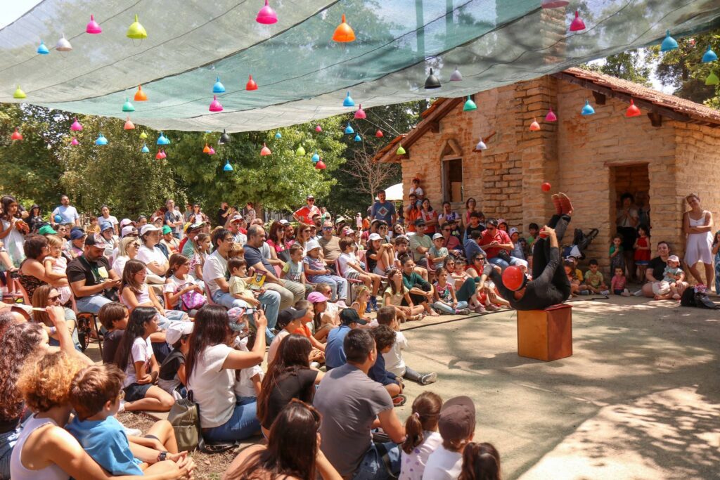Famílias a assistir a um espetáculo ao ar livre no Festival i! em Águeda.