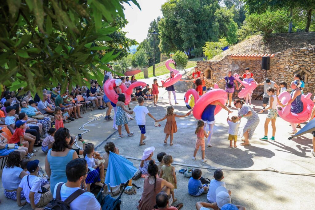Famílias a assistir a um espetáculo ao ar livre no Festival i! em Águeda.